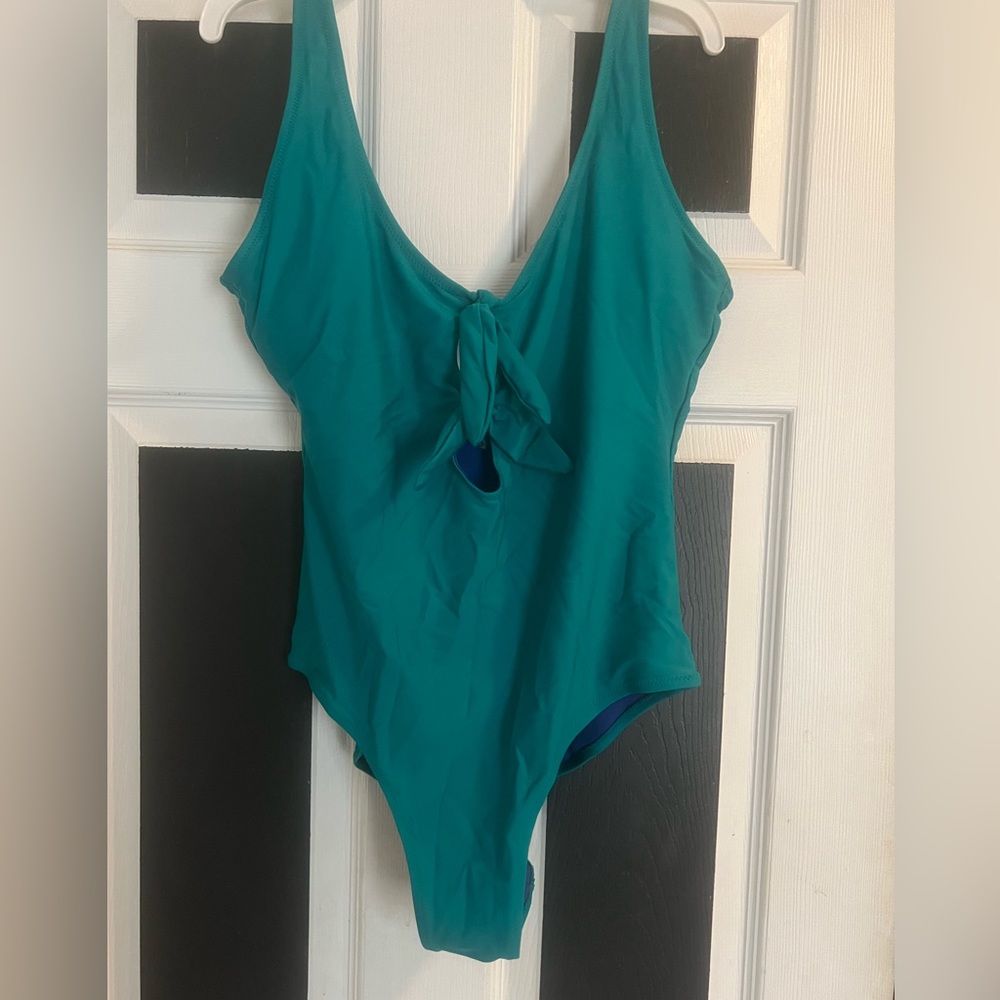 Old Navy one-piece scoop-back swimsuit size Large